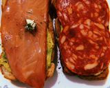 Foto del paso 3 de la receta: Tostadas de aguacate con salmón ahumado y salami 🍞🥑