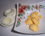 Foto del paso 3 de la receta Ensalada natural y de conserva, con huevos rellenos

