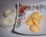 Foto del paso 3 de la receta: Ensalada natural y de conserva, con huevos rellenos