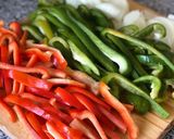 Foto del paso 2 de la receta: Fajitas de pollo 🐔 🌮
