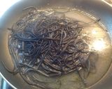 Foto del passaggio 8 della ricetta Spaghetti al nero di seppia su crema di asparagi e orata