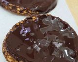 Foto del paso 6 de la receta: Galletitas de sésamo con baño de chocolate 85 % cacao y sal del Mediterráneo en escamas