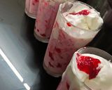 A picture of step 5 of Strawberry falooda.