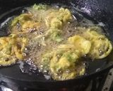 A picture of step 2 of Pyaz palak ke pakoray 😋.