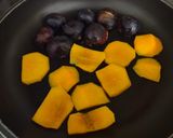 Foto del paso 4 de la receta: Papaya rellena de frutas con higos y melocotón a la plancha