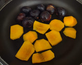 Foto del paso 4 de la receta: Papaya rellena de frutas con higos y melocotón a la plancha