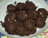 Foto langkah ke 4 dari resep Bola-Bola Biskuit Cokelat Meses.