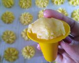 Foto langkah ke 2 dari resep Kue Semprit 💮.