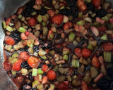 Foto del paso 2 de la receta: Tarta de ruibarbo y frutos rojos con base de galletas lotus