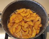 Foto del passaggio 10 della ricetta Crostata con frolla di riso crema alle noci e semi di papavero con pesche e mele
