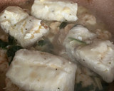 Foto del paso 9 de la receta: Supremas de merluza y gambones, al vino blanco, con ajos y aove