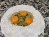 Pasta integral de espinacas al huevo