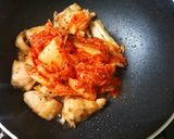 Hình bước làm 5 của món Đậu nưa xào kim chi gà và nấm đùi gà