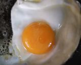 Gambar langkah 2 resipi Wanpaku Sandwich - Egg & Chilli Tuna.