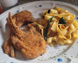 Foto del paso 10 de la receta: Chuletas de cordero rebozadas con pasta y espinacas