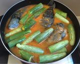 Foto langkah ke 6 dari resep Ikan Mas Arsik terong hijau.