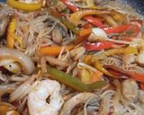 Foto del paso 4 de la receta: Fideos de arroz con verduras y gambas