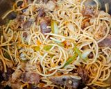 Foto langkah ke 6 dari resep Black Pepper Beef Noodle Stir-fry.