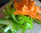 Une image de l'étape 2 de Bœuf sauté aux poivrons, servi avec du riz blanc.