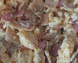 Foto del paso 4 de la receta: Huevos revueltos con tortilla frita y tocino