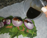 Foto del paso 4 de la receta: Salmón con espinacas y cebolla morada