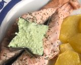 Foto del paso 7 de la receta Salmón al eneldo, con salsa verde claro y patatas panadera aromatizadas con ajo