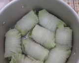 Foto langkah ke 3 dari resep Sawi gulung isi ayam saos pedas.