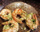 Foto del paso 3 de la receta: Colas de langostinos con albahaca express