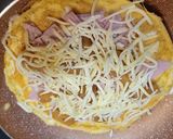 Foto del paso 3 de la receta Tortilla abierta de jamón york, membrillo y queso