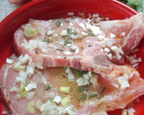 Foto del paso 2 de la receta: Chuleta de ternera marinada picante con ensalada