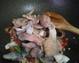 Foto langkah ke 4 dari resep 02. Tetelan ikan salmon dan jamur kancing kuah segar.