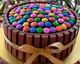 A picture of step 8 of KitKat Cake.