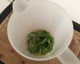 Foto del passaggio 2 della ricetta Fusilloni con mazzancolle, datterini gialli, pesto di basilico e San Daniele croccante
