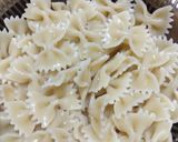A picture of step 2 of White sauce cheesy pasta.