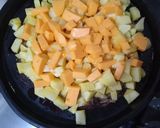 Foto del paso 5 de la receta: Hamburguesas en colchón de cebollas y papas con cheddar