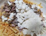 Foto del passaggio 5 della ricetta Pasta al forno con besciamella alla zucca, salsiccia e funghi