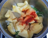 Foto del paso 3 de la receta: Guiso de patatas mantecosas con ajos, cebolla y pimiento verde