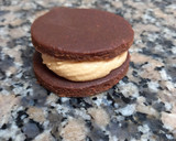 Foto del paso 3 de la receta: Alfajor helado de chocotorta 🤪