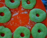 Foto langkah ke 4 dari resep Donat gula pandan.