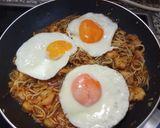 Foto del paso 6 de la receta: Gulas con gambas al ajillo, almejas, tomate frito y huevo