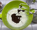 Foto del passaggio 11 della ricetta Torta mousse con cioccolato, panna e fragole
