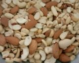 બદામ, કાજુ, સીંગની સુખડી (ચીકી)(Badam, kaju, sing Ni Sukhadi Recipe In Gujarati) રેસીપી સ્ટેપ1ફોટો