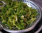 Foto langkah ke 1 dari resep Tumis bunga pepaya | ikan asin.
