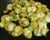 A picture of step 4 of Fried spiced potatoes with brie, avocado and caramelized onions.