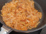 Pechugas de pollo con salsa de cebolla y mostaza