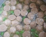 Foto langkah ke 4 dari resep Sup Baso Sosis.