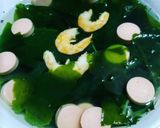 Hình bước làm 3 của món Canh rong biển tôm khô, xúc xích 😋😋