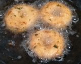A picture of step 7 of Medu Vada.