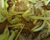 รูปขั้นตอนการทำที่ 1 ของ หมูผัดขิง