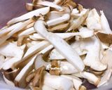 รูปขั้นตอนการทำที่ 1 ของ ผัดเห็ดออรินจิไข่ข้น🍄🍳